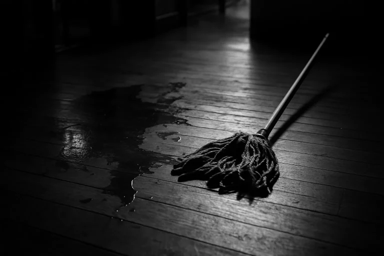 Plancher en bois d'un commerce à L’Aigle, traces d'eau visibles, noir et blanc